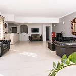 Nikos Hotell 4*