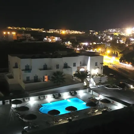 ニコス カルテラドス