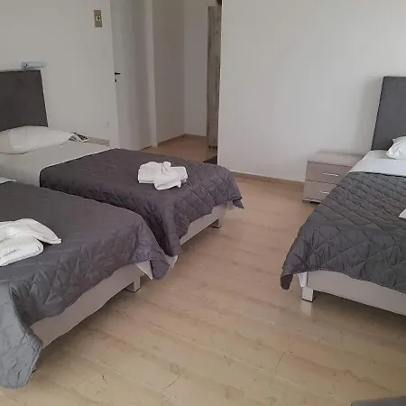 ニコス カルテラドス